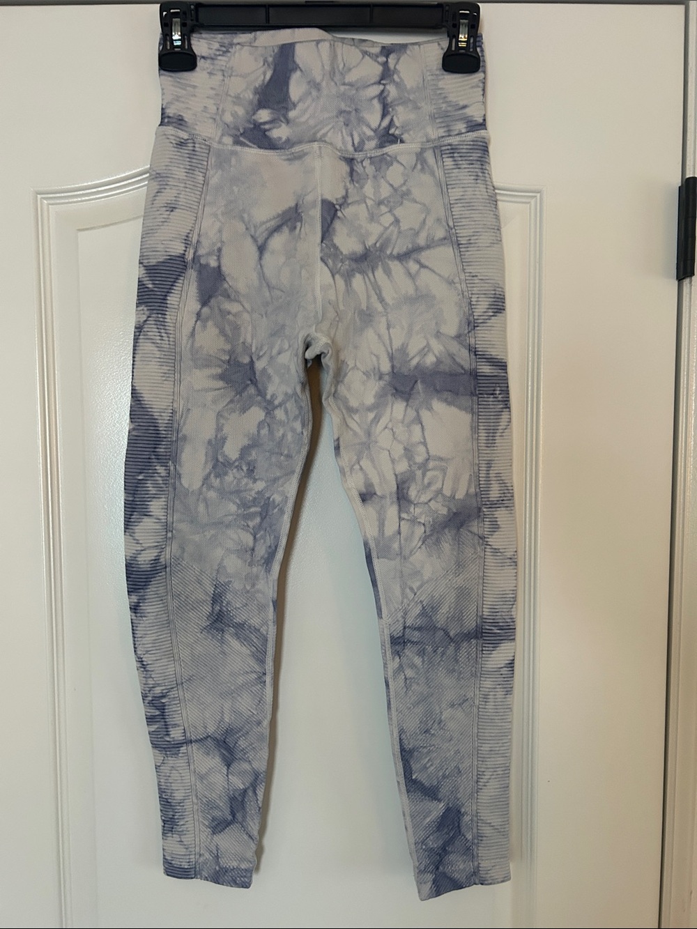 aerie Tie-Dye High-Waist Leggings in Light Gray and Navy